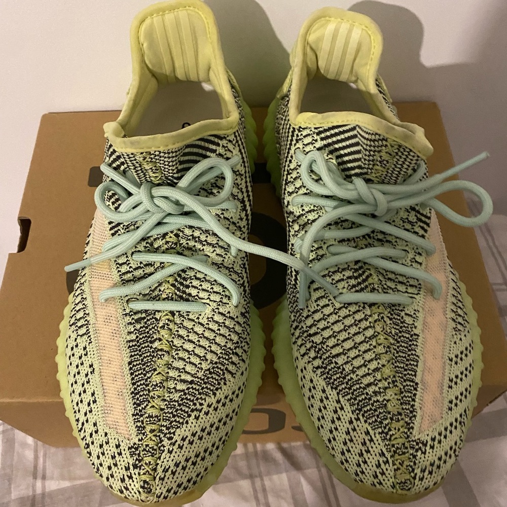 Yeezy 350 good condition nice looking shoe